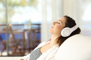 Foto de mulher ouvindo musica