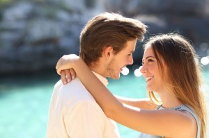Casal sorrindo abraçados