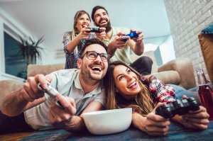 Amigos jogando videogame e sorrindo