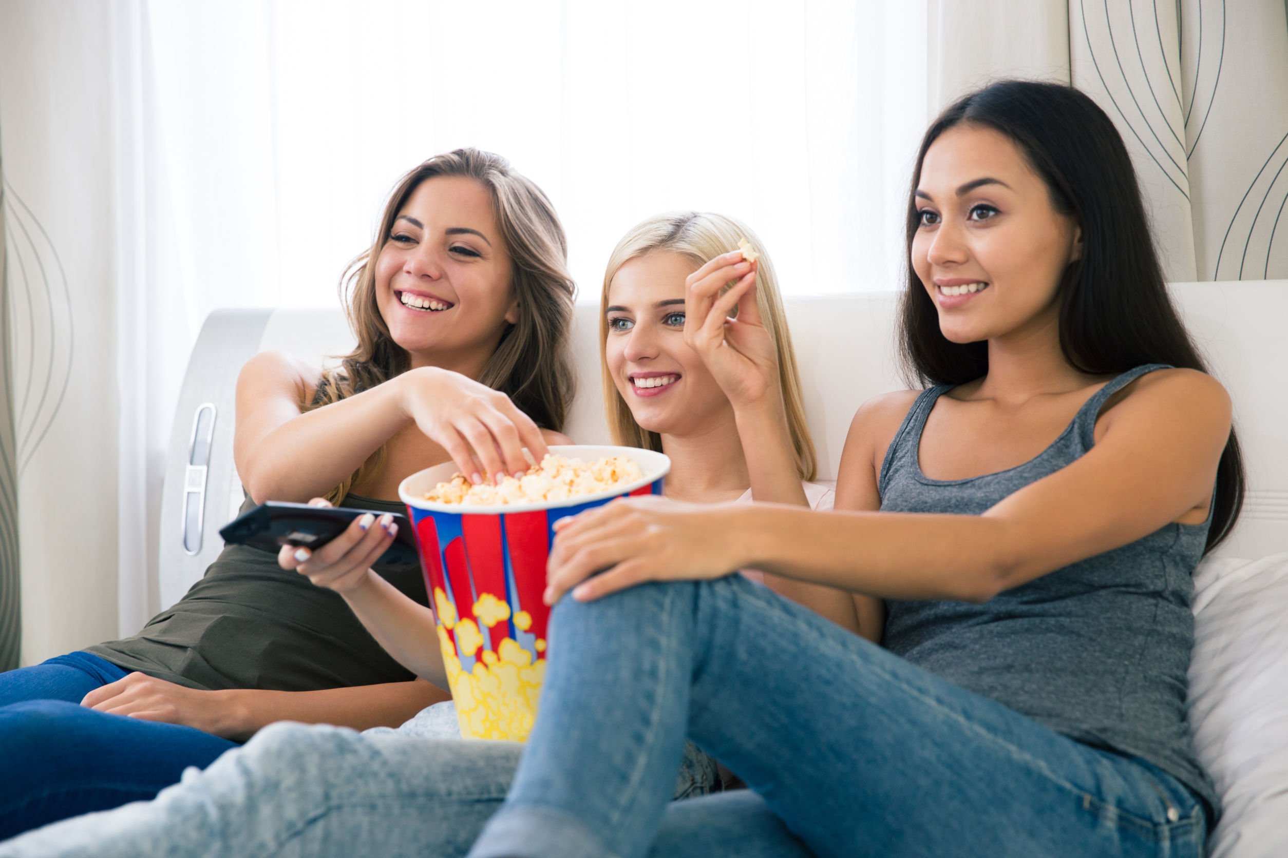 Foto de mulheres assistindo filme comendo pipoca