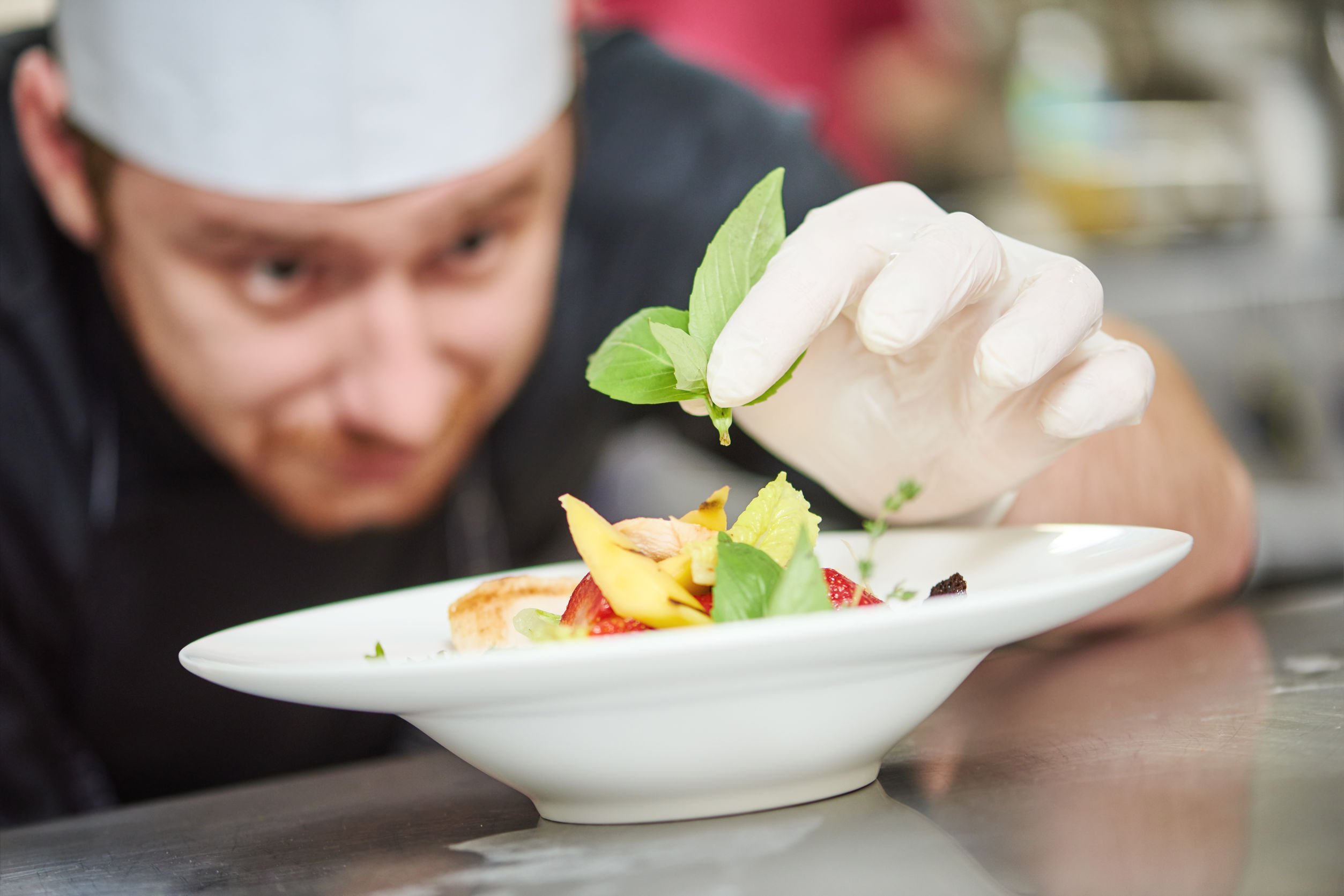 Chef dishes. Повар готовит салат. Повар украшает блюдо. Повар с блюдом. Повар с салатом.