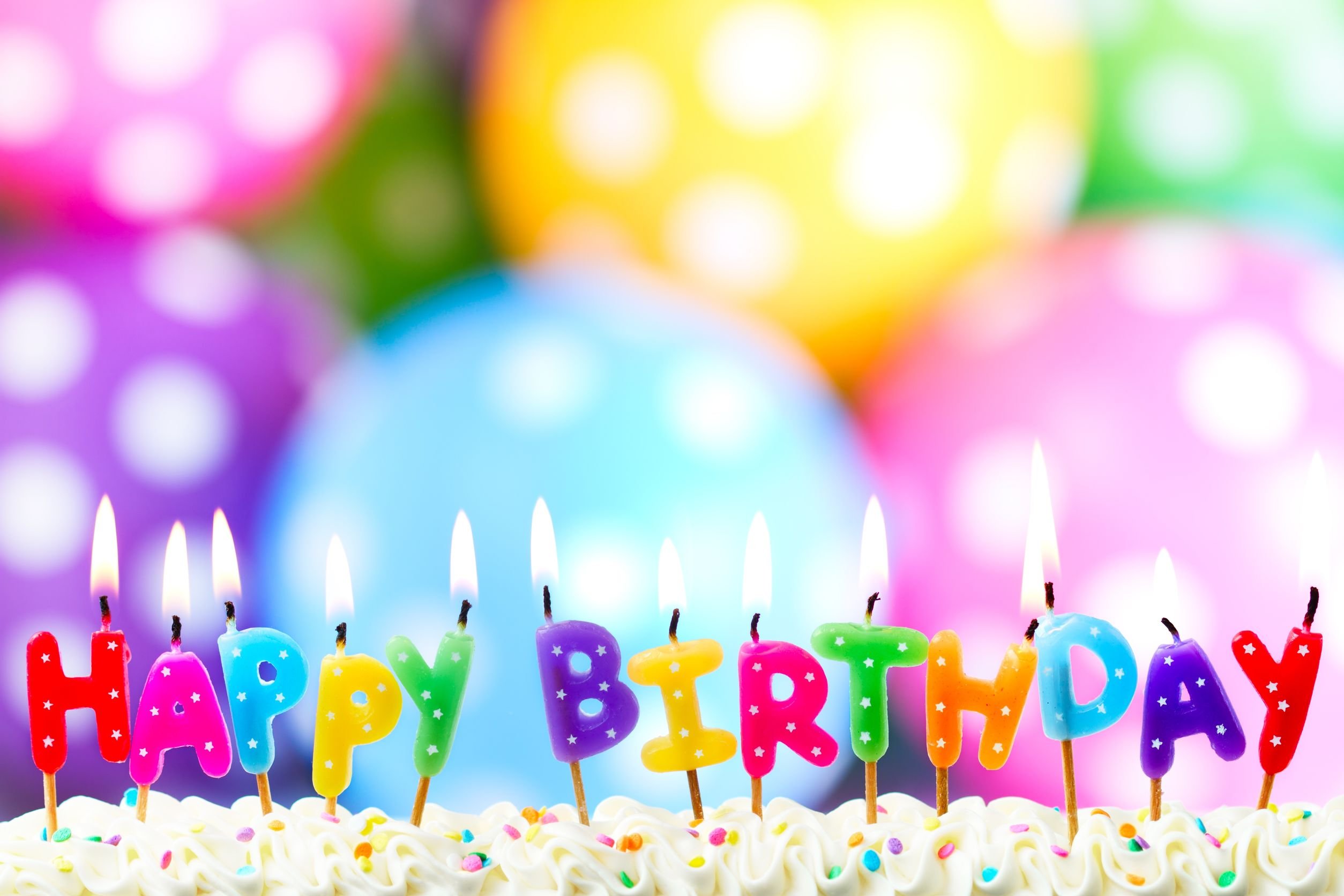 Velas de bolo formando a palavra feliz aniversário em inglês