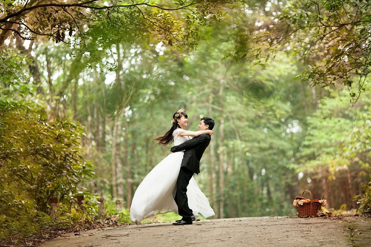 Foto de casal, mulher vestida de noiva