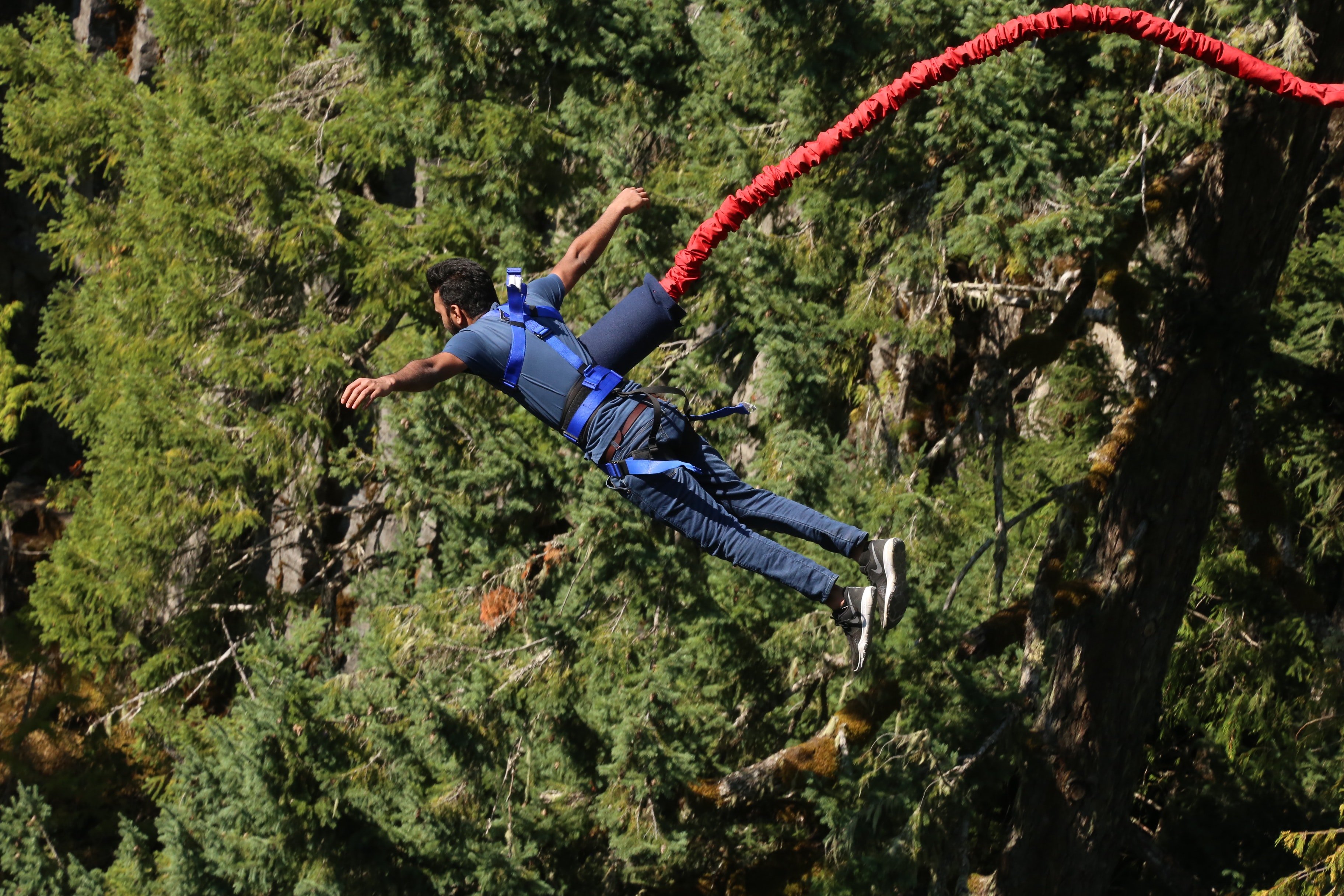 Homem pulando de bungee jumping