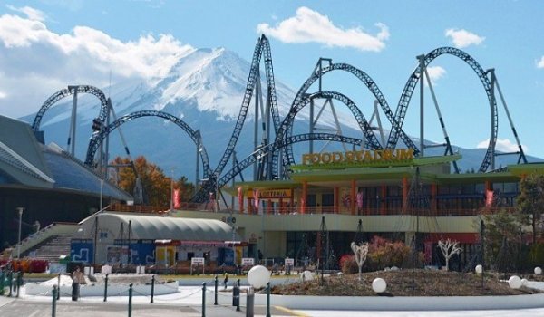 Montanha russa em Fuji-Q
