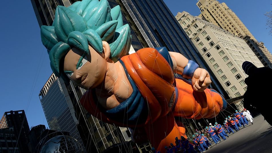 Balão gigante do personagem Goku é carregado por muitas pessoas em Nova Iorque.