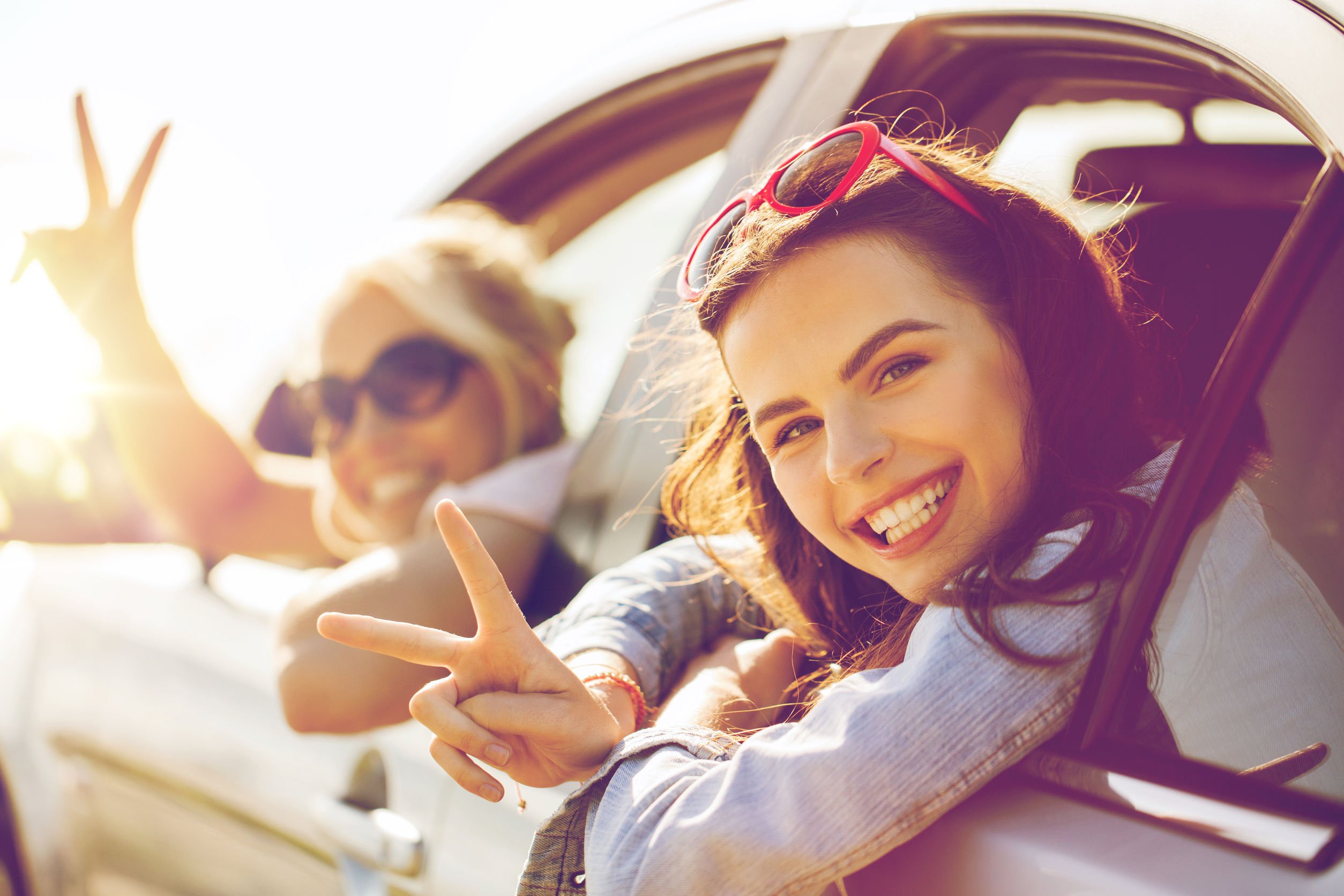 Imagem de mulheres sorrindo em carro