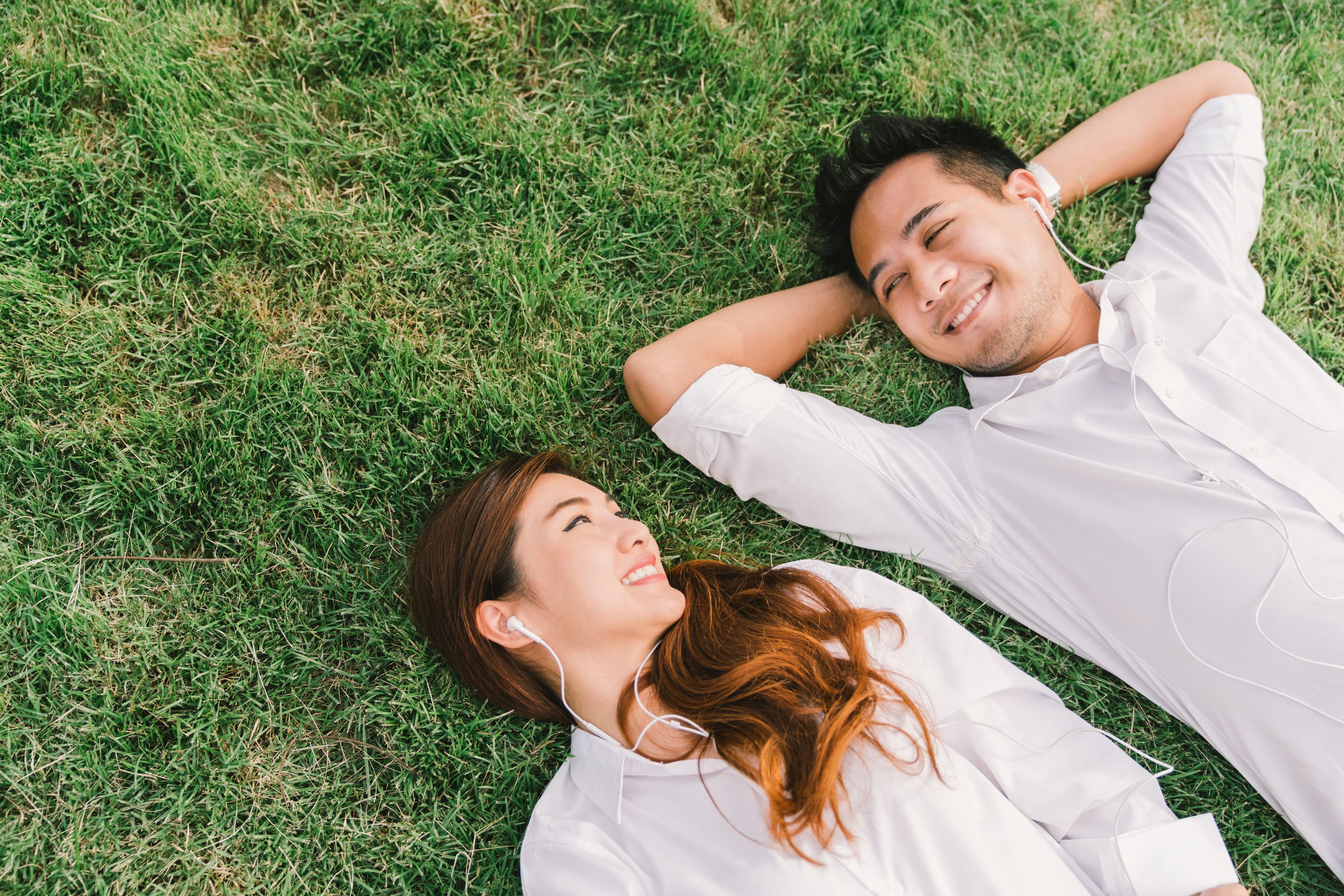 Foto  de homem e mulher deitados na grama