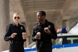 Foto de mulher e homem policial