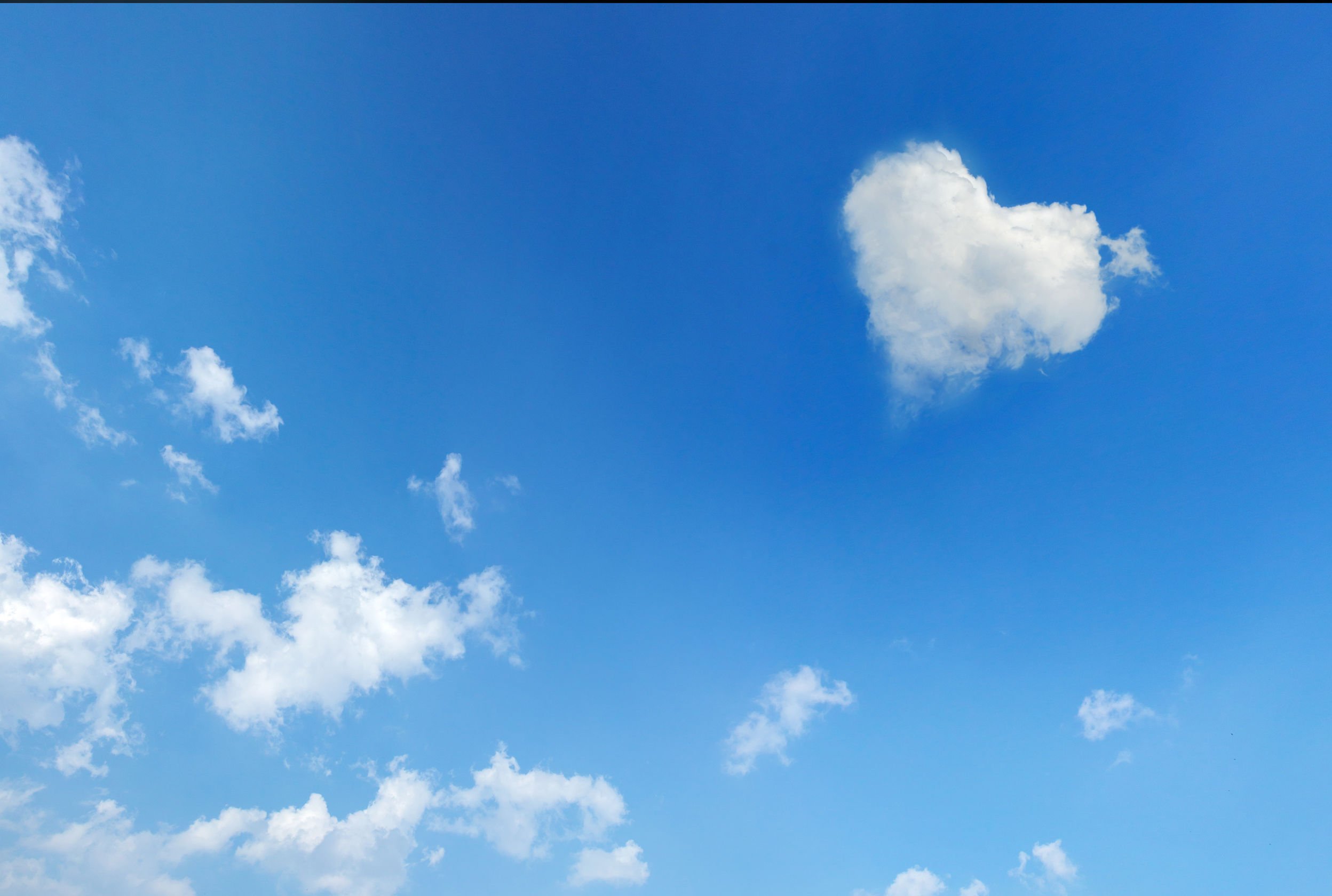 Foto do céu com nuvem em formato de coração