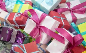 Presentes de aniversário em caixas coloridas.
