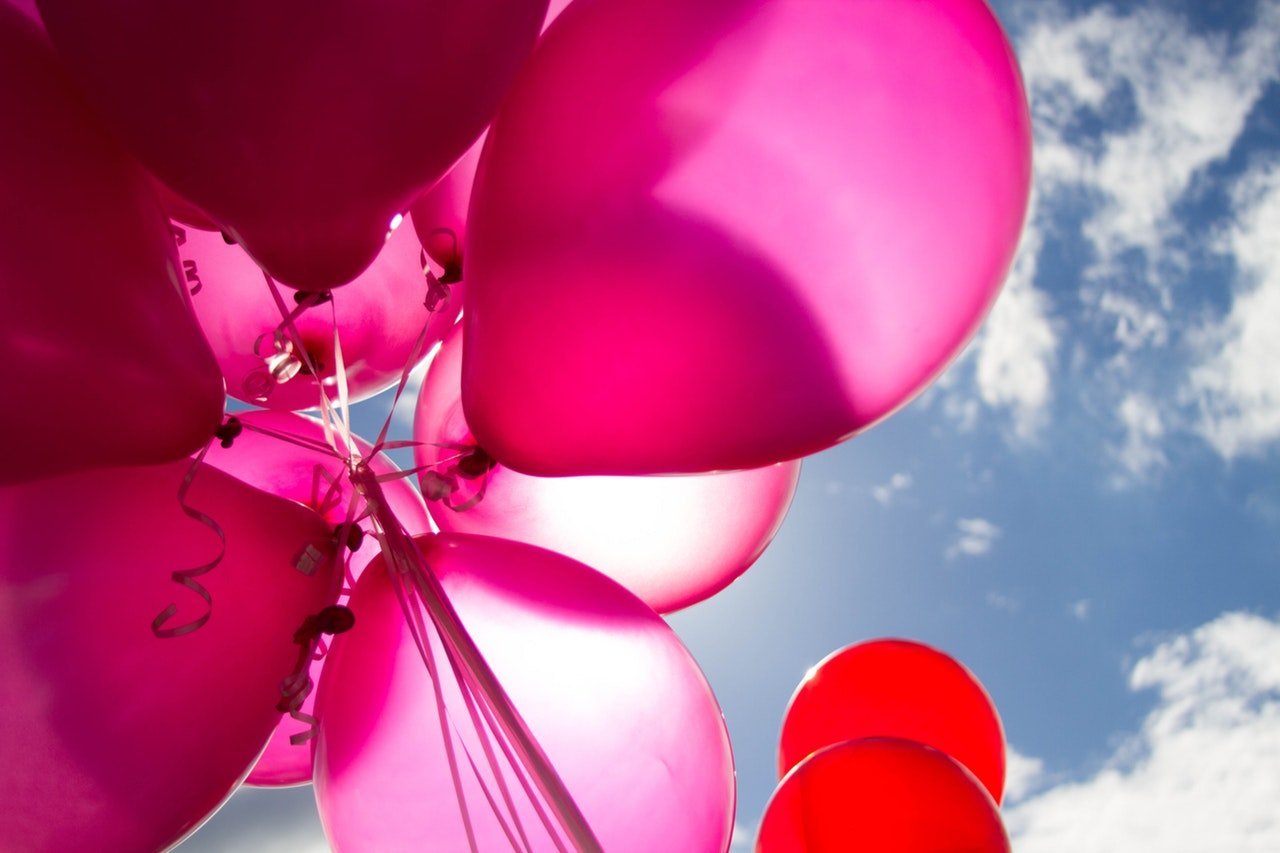 Balões de aniversário cor de rosa.