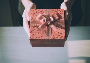 Pessoa entregando presente de aniversário