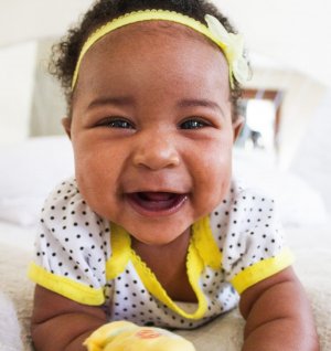 Bebê sorrindo na cama