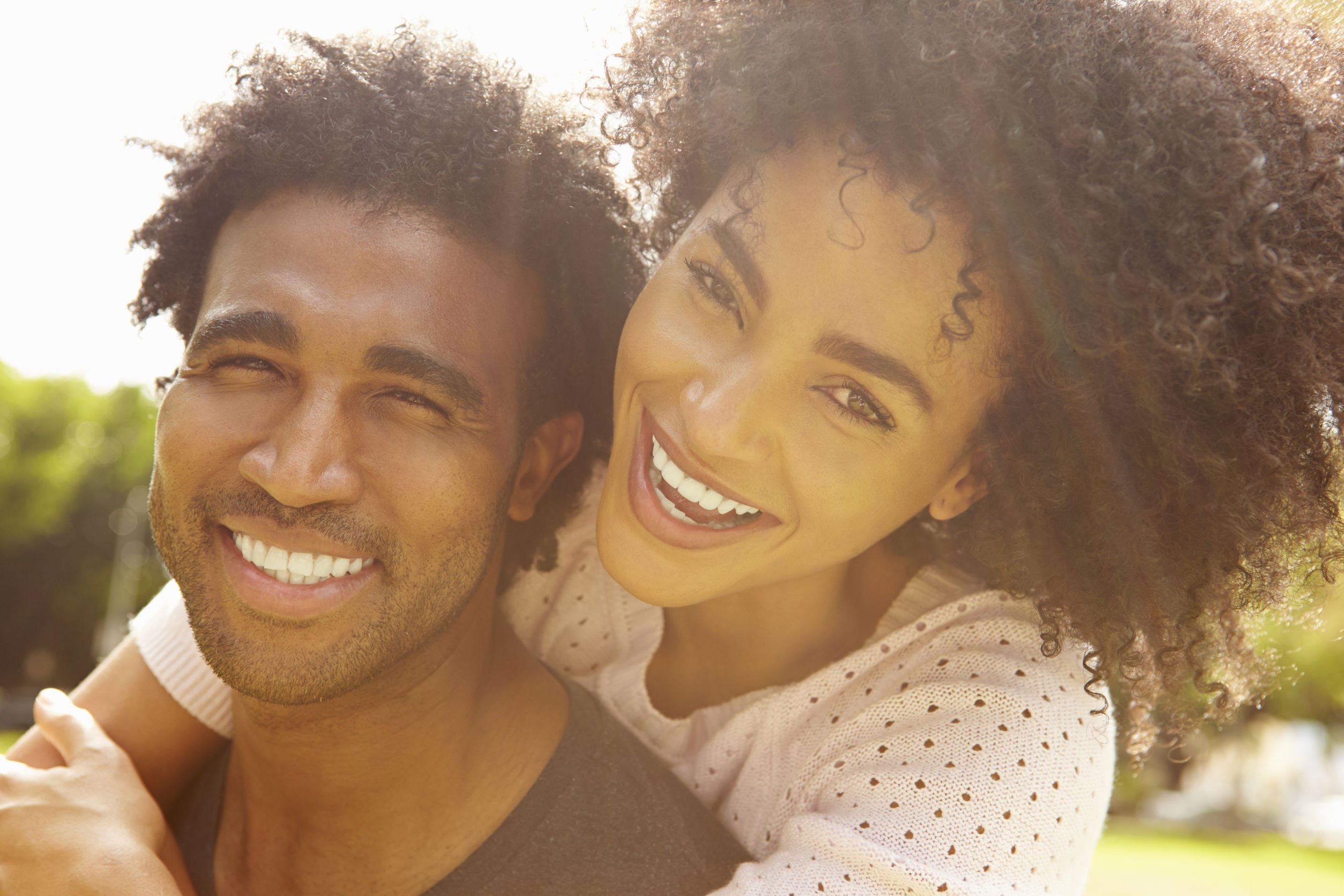 Foto de casal negro sorrindo