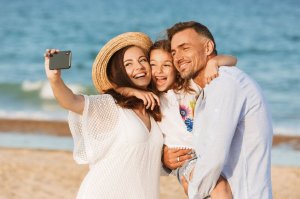 Família tirando foto na praia