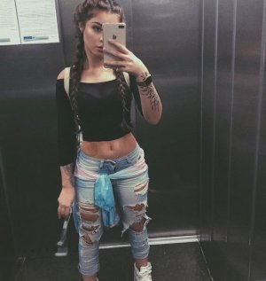 Menina tirando foto no elevador