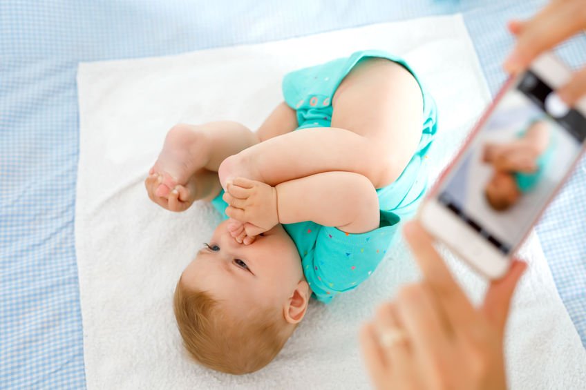 Tirando foto de bebê com celular