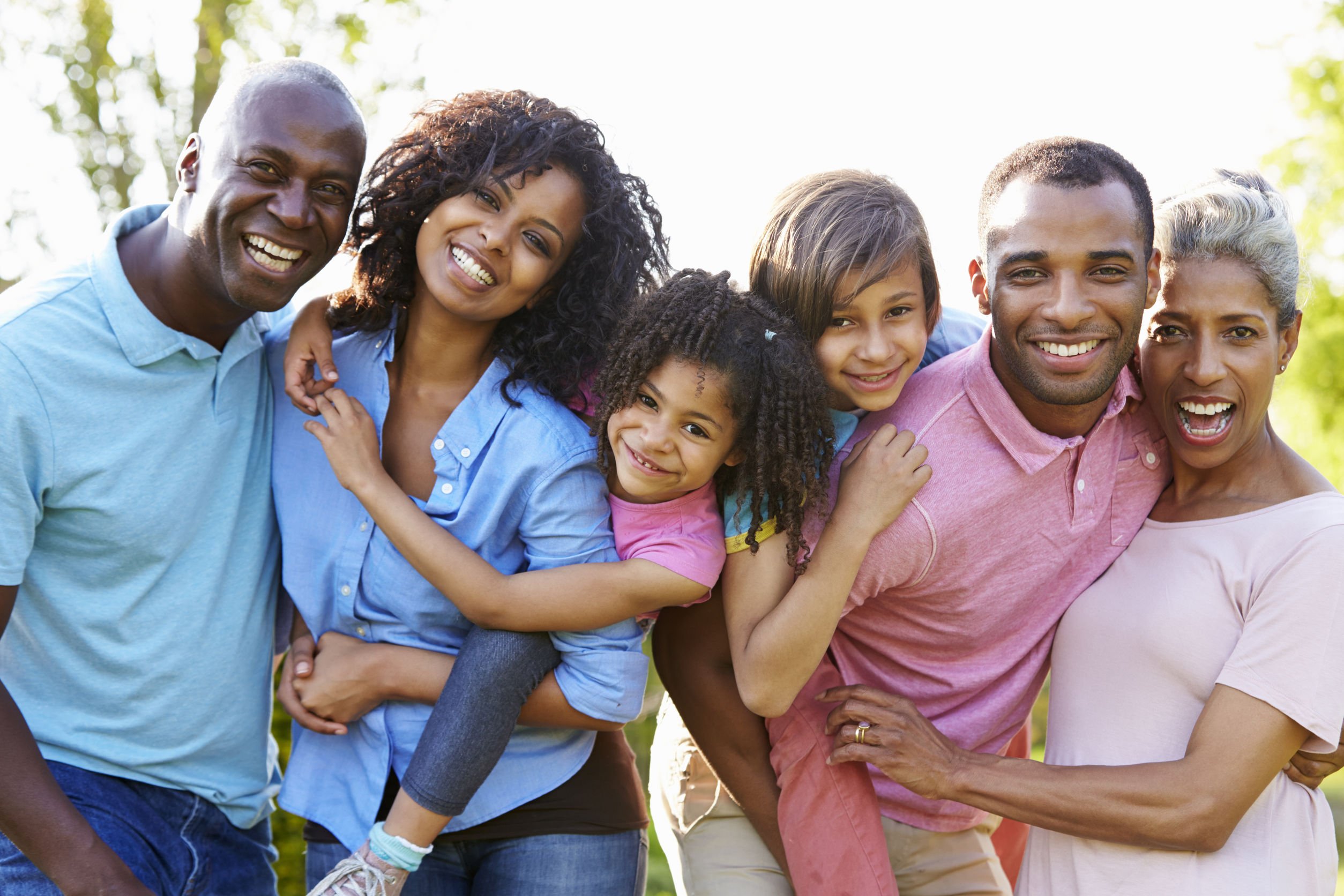 Foto de família reunida em um parque.