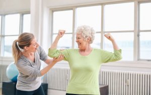 Idosa fazendo exercícios físicos