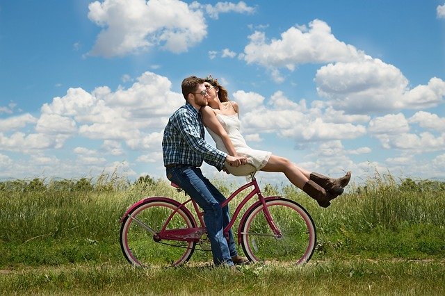 Homem e mulher em uma bicicleta