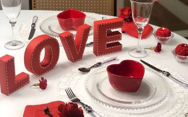 Imagem da palavra amor em inglês em cima de uma mesa branca