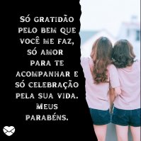 Menina entregando presente para a outra.