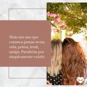 Menina segurando bolo de aniversário.