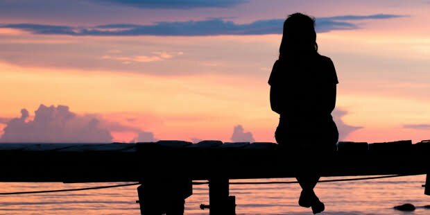 Imagem de pessoa observando rio