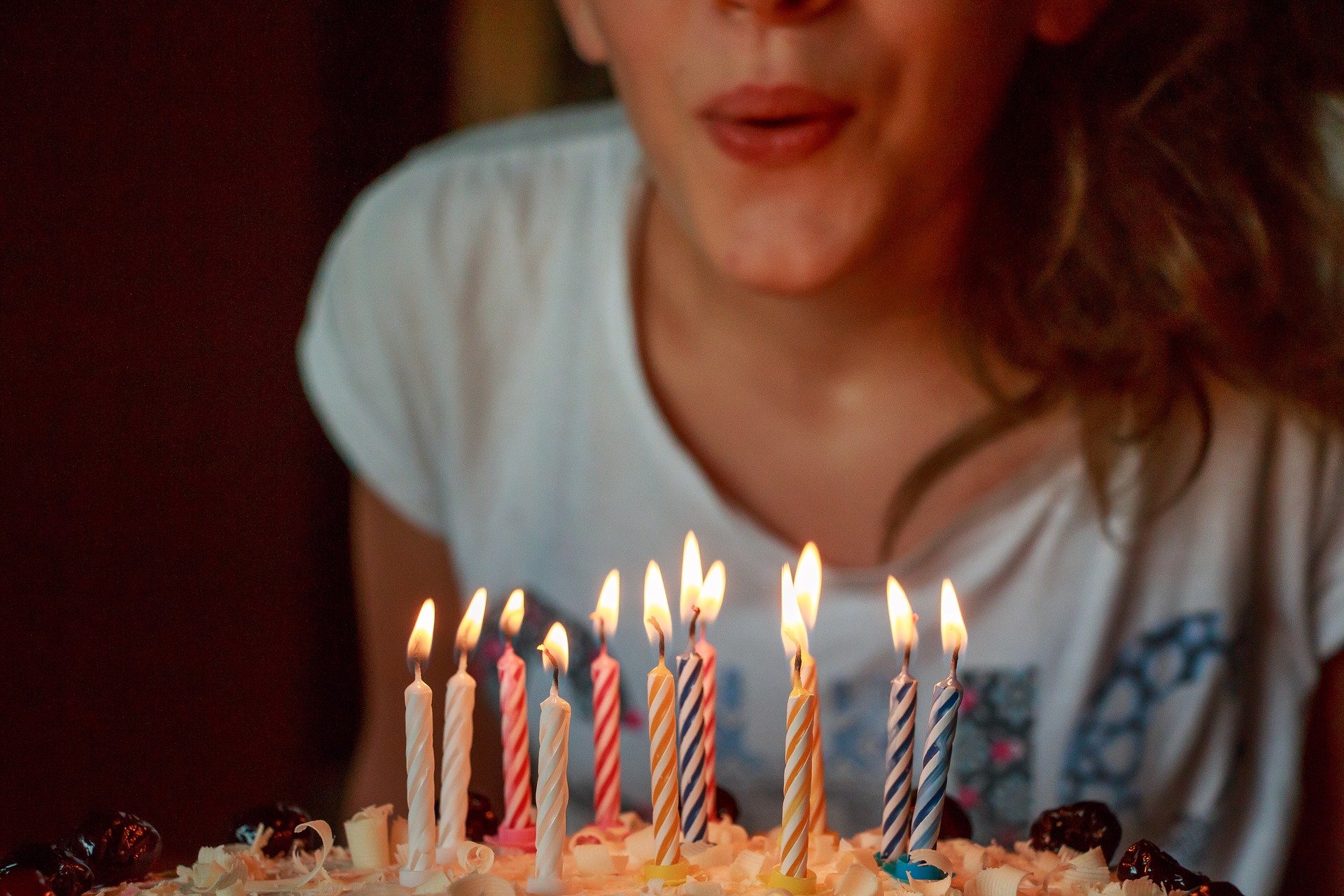 Pessoa assoprando velas de aniversário