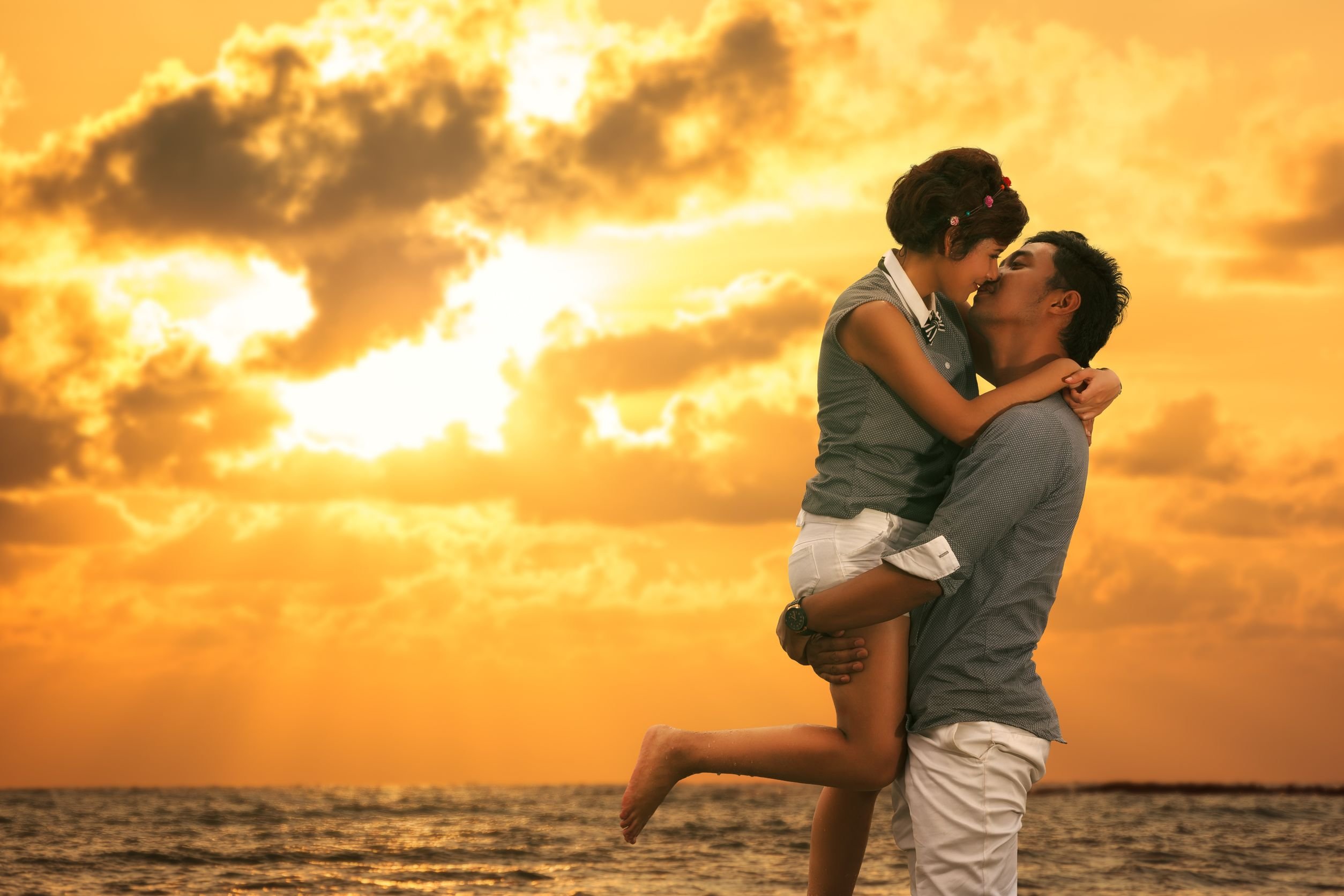 Imagem de casal se beijando na praia