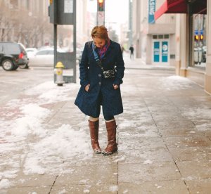 Mulher pisando sobre a neve.