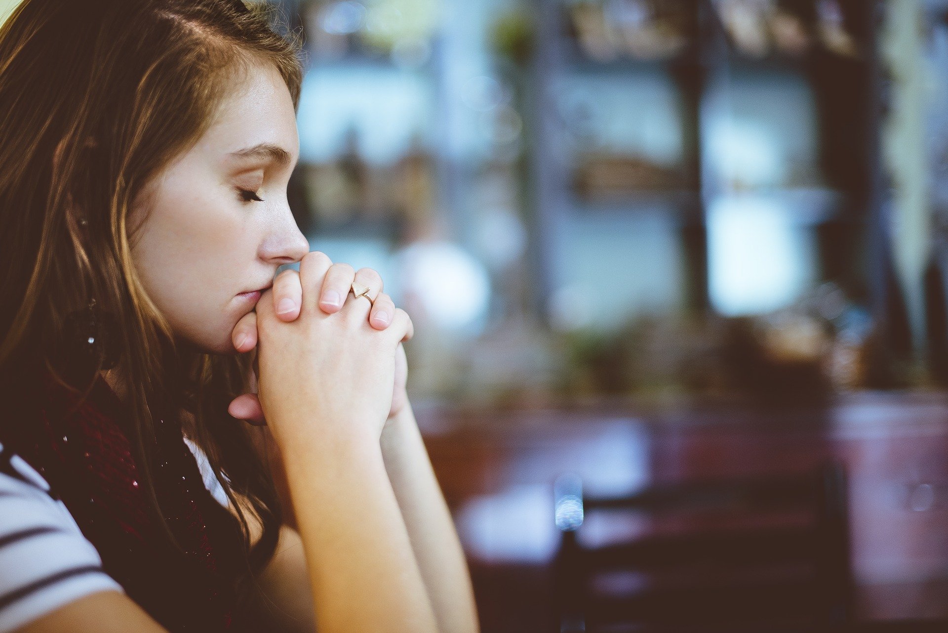 Imagem de mulher orando