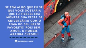 'Se tem algo que eu sei que você gostaria que eu fizesse era montar sua festa de aniversário com o tema do seu herói favorito! Pois bem, amor, o Homem-Aranha chegou!' - Mensagem de aniversário com foto