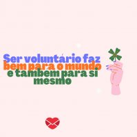 Voluntário pintando parede de estabelecimento.