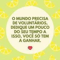Mãos de duas crianças apoiadas sobre a mão de um adulto voluntário.