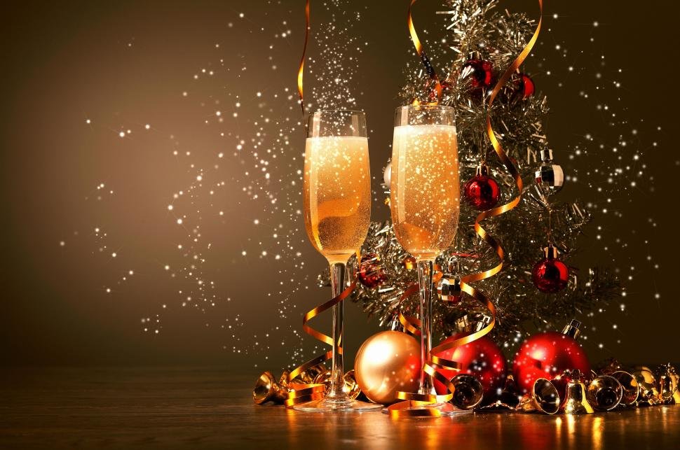 Taças de champagne e itens natalinos