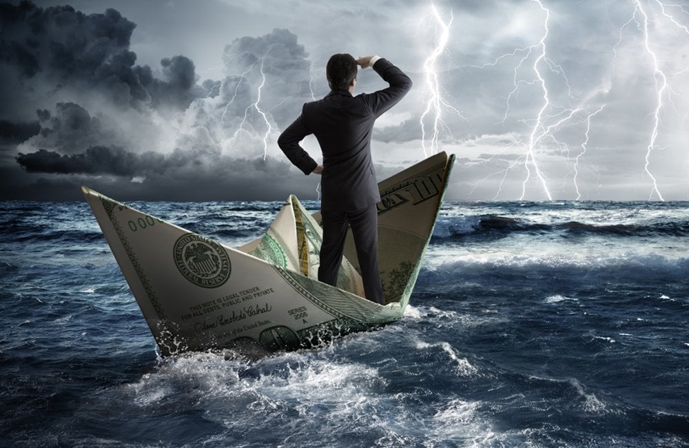 Homem em barco de dinheiro olhando tempestade