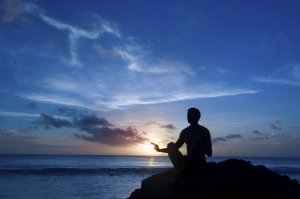 Meditando em praia