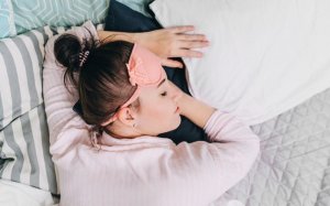 Menina dormindo com cabelos presos