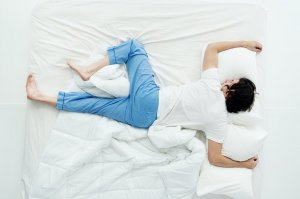 Homem deitado em cama