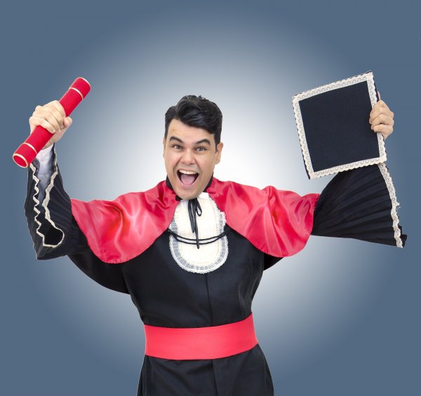 Foto de homem segurando diploma