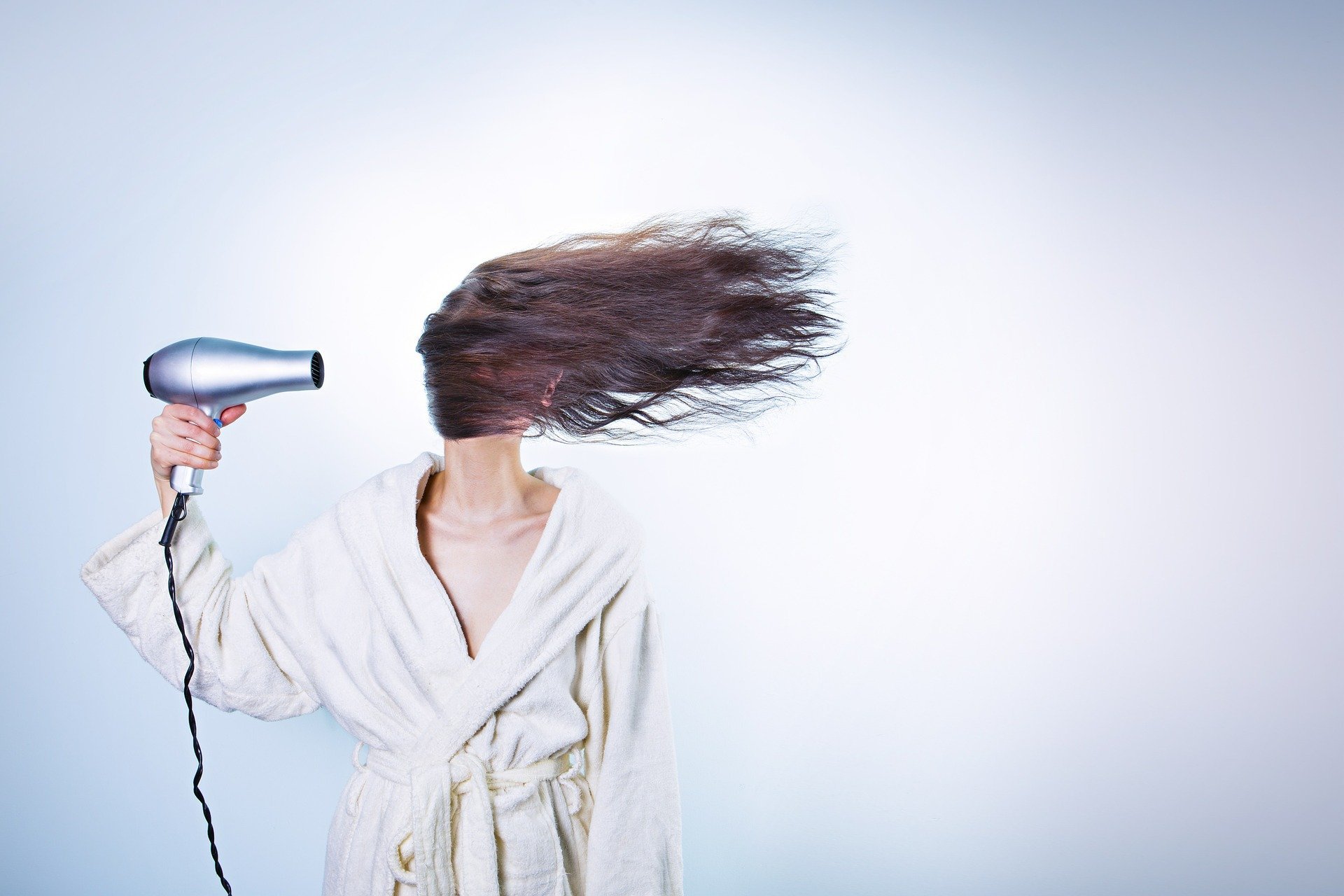 Foto de mulher secando o cabelo