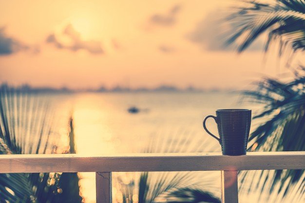 Xícara de café na varanda.