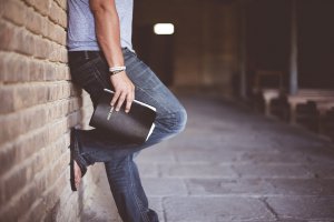 Foto de homem em pé segurando bíblia