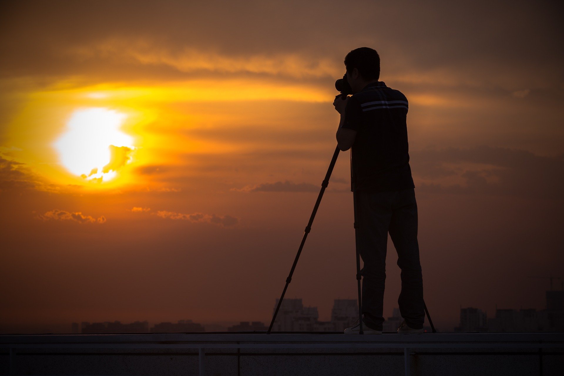 Imagem de pessoa tirando foto do sol