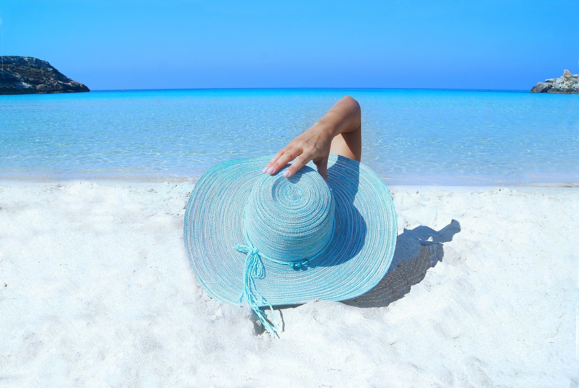 Imagem de mulher relaxando em praia