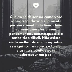 Mulher deitada na cama, dormindo
