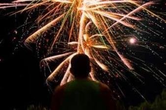 Homem olhando para fogos de artifício