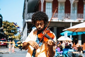 Homem tocando violino.